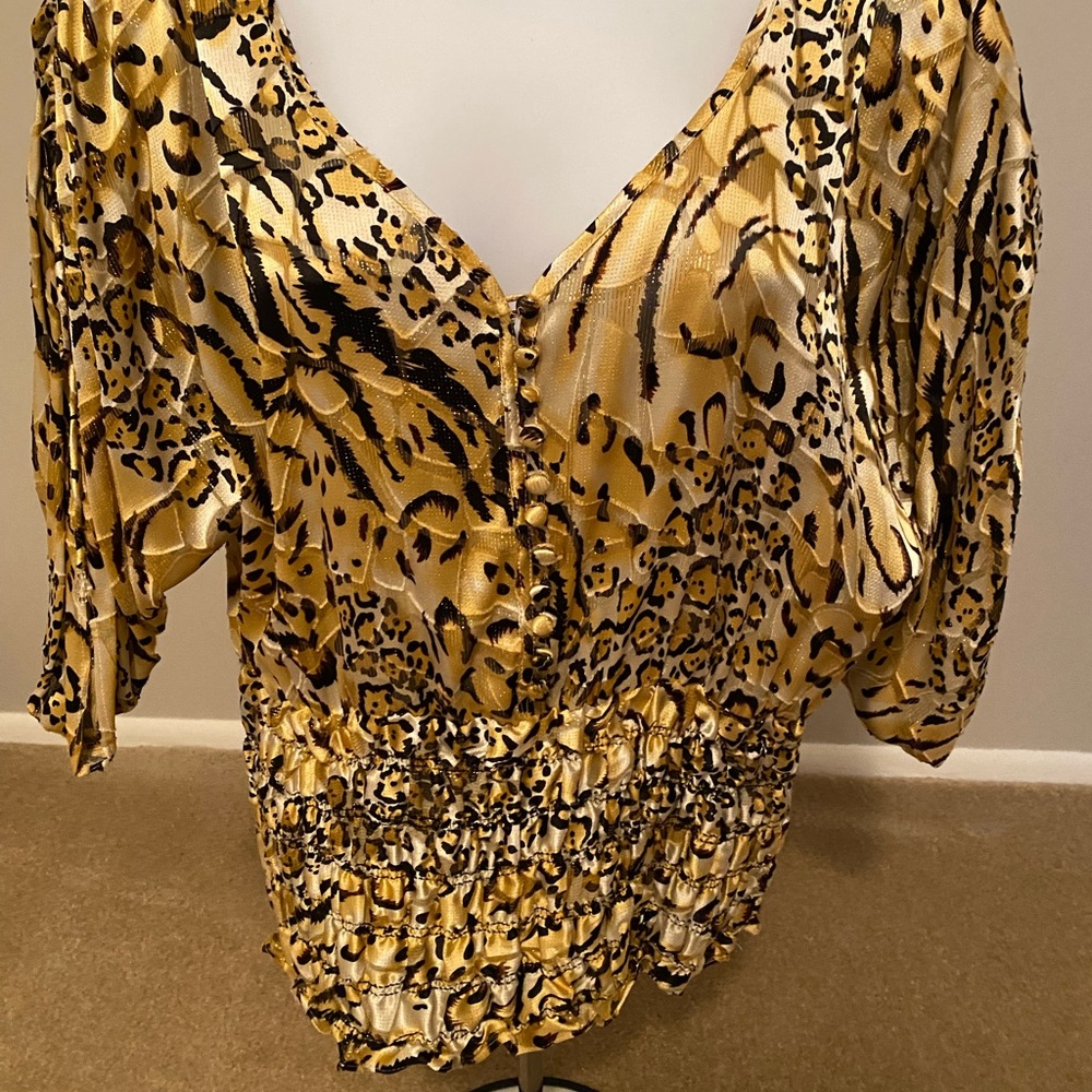 Cache top size M with a wide elastic waist to accentuate waist line. Dry cleaned